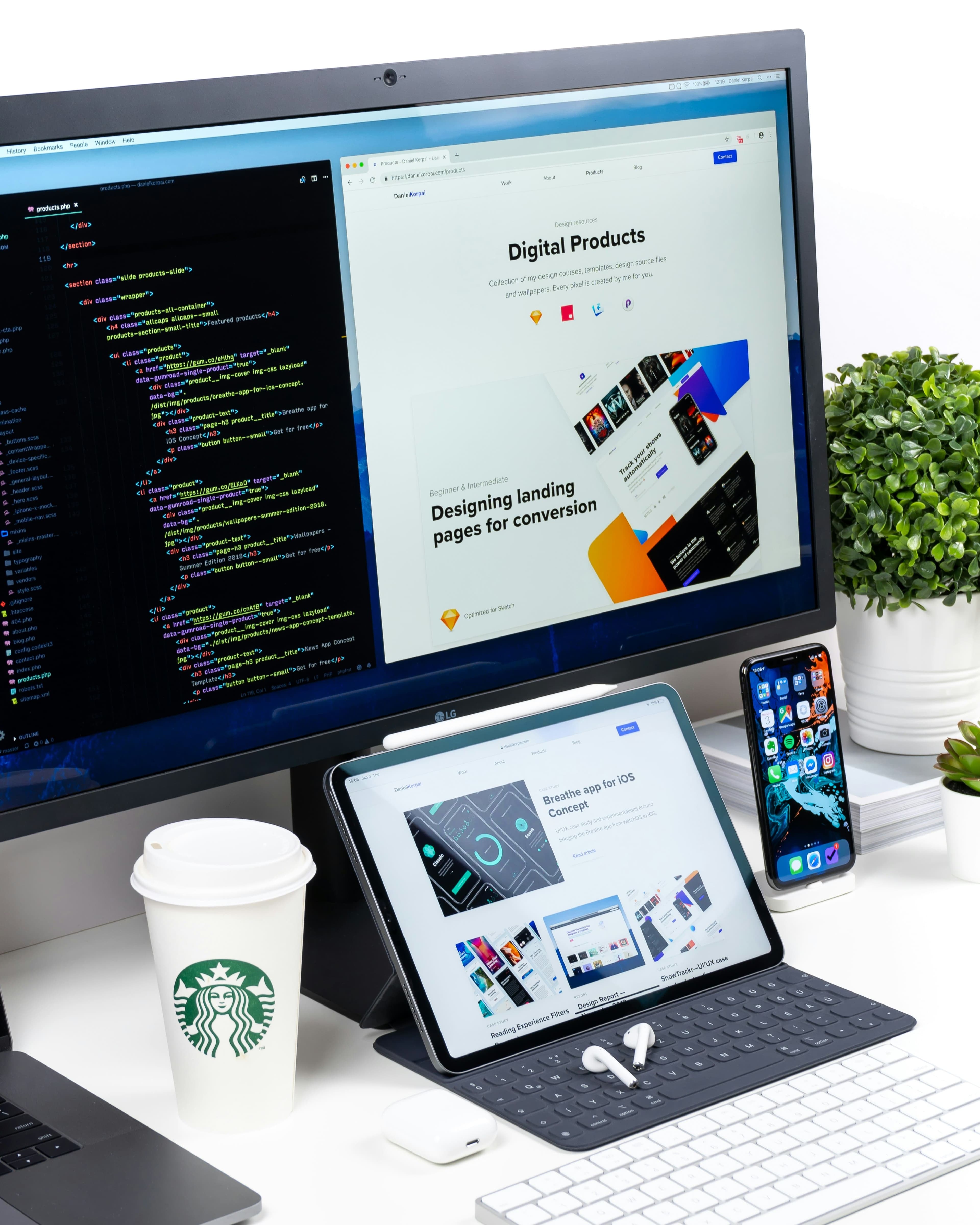 Persona revisando un sitio web moderno