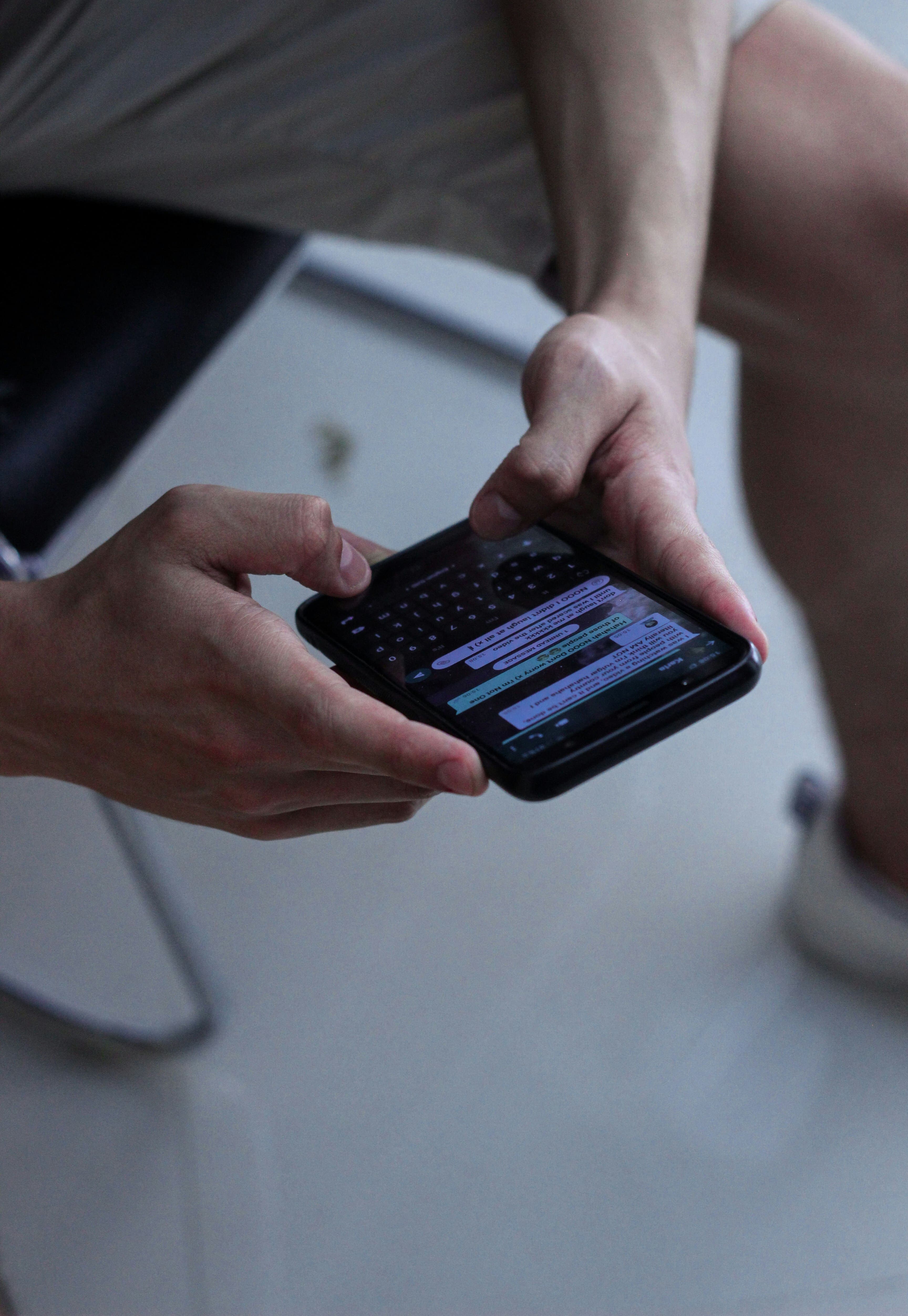 Persona escribiendo en un teléfono